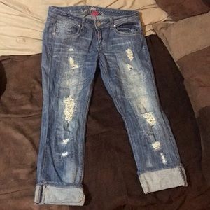 Size 7, Almost Famous, ripped capris